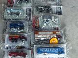 de nombreux types différents de camions miniatures dans des sachets en plastique
