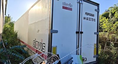 un camion garé sur le côté de la route