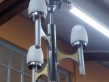 un lustre suspendu au plafond d'un immeuble