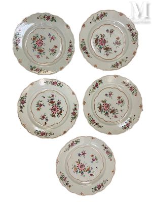 quatre assiettes ornées de motifs floraux sont disposées sur un fond blanc