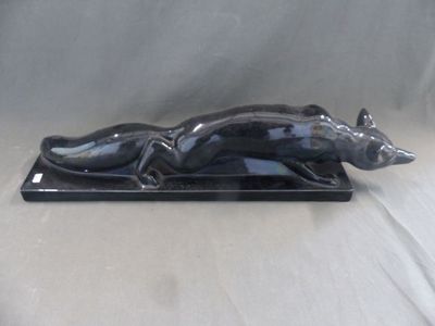 statue d'un chat noir sur un socle noir, sur fond blanc