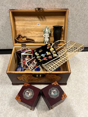 une petite boîte en bois contenant des photos et d'autres objets