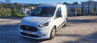 une camionnette blanche garée sur le bord de la route