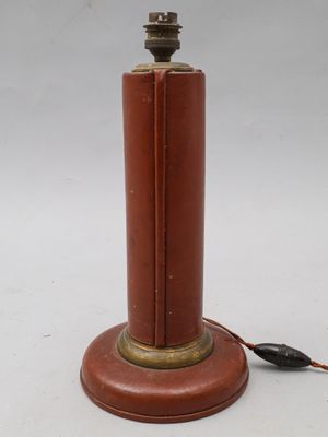 une image représentant une lampe posée sur un socle en bois