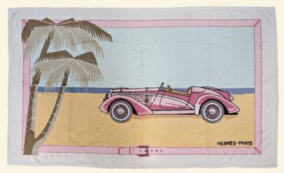 serviette de plage ornée d'une voiture rose et d'un palmier