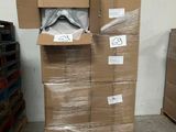 une grande pile de cartons empilés dans un entrepôt