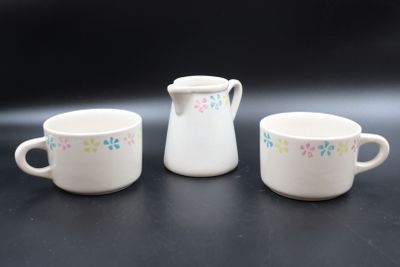 trois tasses à café blanches posées sur une table noire