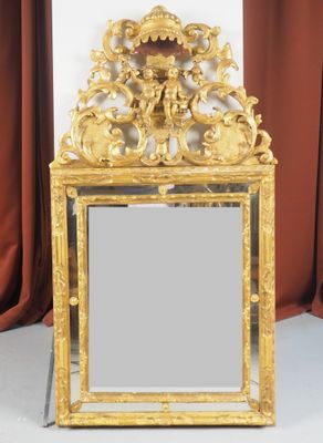un miroir posé sur une table