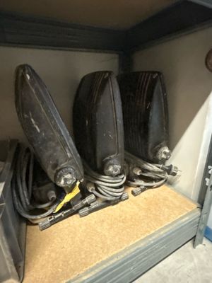 trois bagages posés sur une étagère dans une pièce