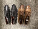 Trois paires de chaussures pour homme sont alignées sur un tapis