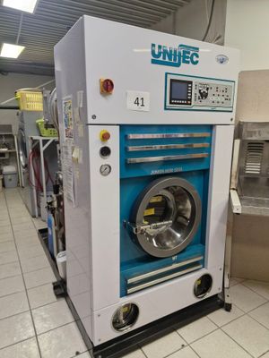une photo d'un lave-linge professionnel dans une salle d'eau professionnelle
