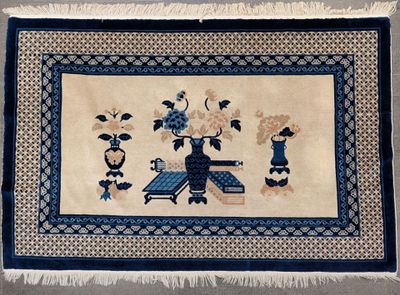 Tapis Chine à décor de mobilier, 124x187