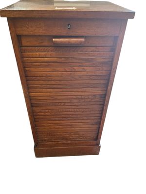 l'image d'un meuble en bois surmonté d'un tiroir