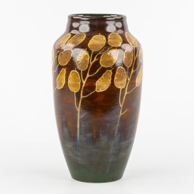 un vase avec un motif sur fond blanc