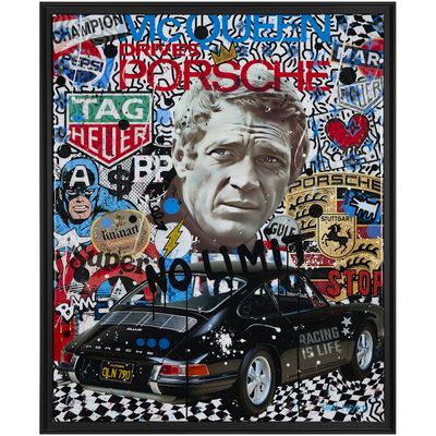 tableau représentant une voiture noire sur laquelle est peint un visage d'homme