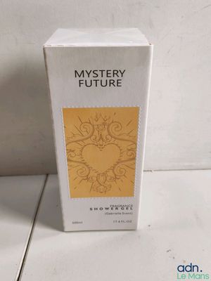un flacon de parfum posé sur une table blanche