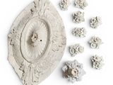 une assiette blanche sur laquelle est représentée une femme entourée de fleurs