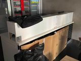 une personne assise à une table sur laquelle se trouve un sac