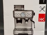 une machine à café dans son emballage, posée sur une table