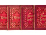 trois livres en cuir rouge ornés de motifs élaborés