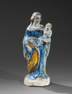 l'image d'une statue représentant une femme tenant un enfant dans ses bras