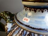un vase bleu et blanc sur lequel est accrochée une étiquette