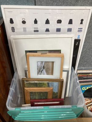 beaucoup de photos dans une boîte posée sur la table