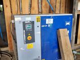 une machine bleue qui se trouve dans une pièce