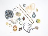 plusieurs types de bijoux différents sur une surface blanche