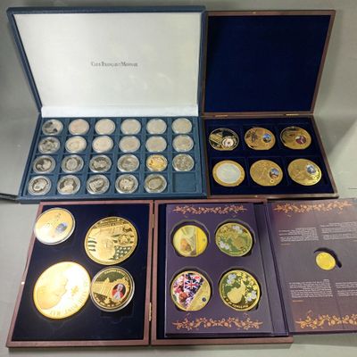beaucoup de pièces d'or dans une boîte posée sur une table