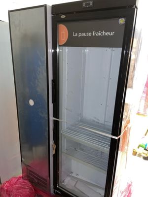 deux réfrigérateurs placés l'un à côté de l'autre dans une pièce