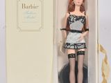 poupée Barbie dans une boîte, vêtue d'une robe noire et blanche et de bas