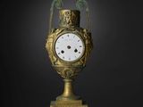 une horloge en or posée sur une table