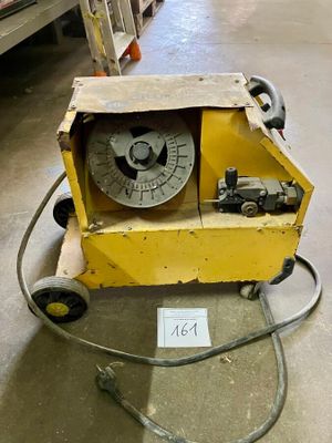 une machine posée sur le sol dans un entrepôt