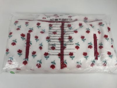 un gros plan sur un bouquet de fleurs blanches et rouges sur fond blanc