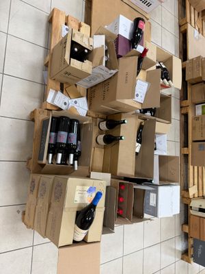 de nombreux cartons et bouteilles de vin accrochés au mur