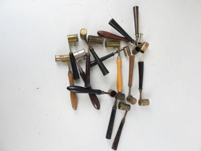 un grand nombre d'outils posés sur une table