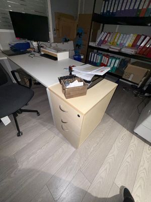 un bureau sur lequel se trouve une boîte, dans une pièce