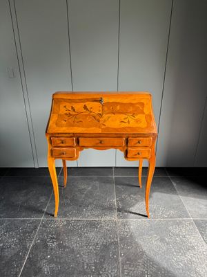 un petit bureau en bois surmonté d'un tiroir