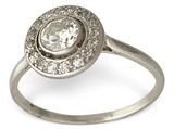 gros plan d'une bague en diamant sur fond blanc