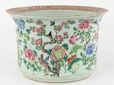 une image représentant un vase orné de fleurs et d'oiseaux