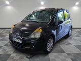 la photo d'une petite voiture noire garée dans un garage