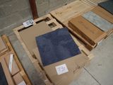 une pile de cartons sur lesquels sont posées des serviettes