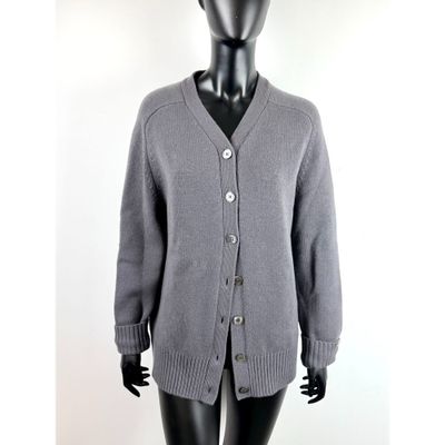 un mannequin vêtu d'un cardigan gris et d'un legging noir