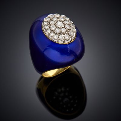une bague en or 18 carats, avec du lapis-lazuli et des diamants