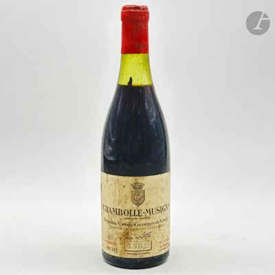 une bouteille de vin posée sur une table