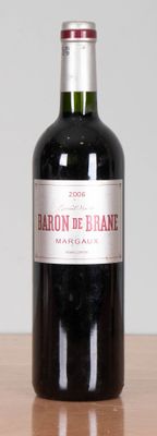 une bouteille de vin posée sur une table