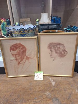 deux photos encadrées d'un homme et d'une femme sur une table