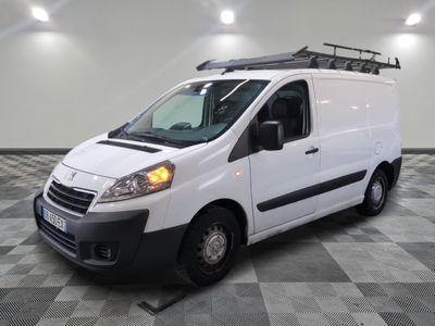 la photo d'une camionnette blanche garée dans une pièce
