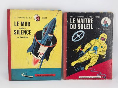 Deux livres posés sur une surface blanche : l'un représente une fusée et l'autre une navette spatiale.